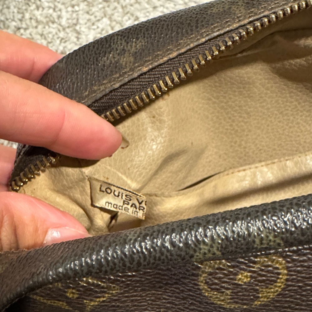 Louis Vuitton Monogram Toiletry 28 Pouch - Picture 11 of 11